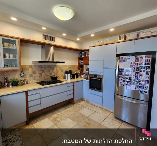 מטבח מודרני עם ארונות ותנור אפייה